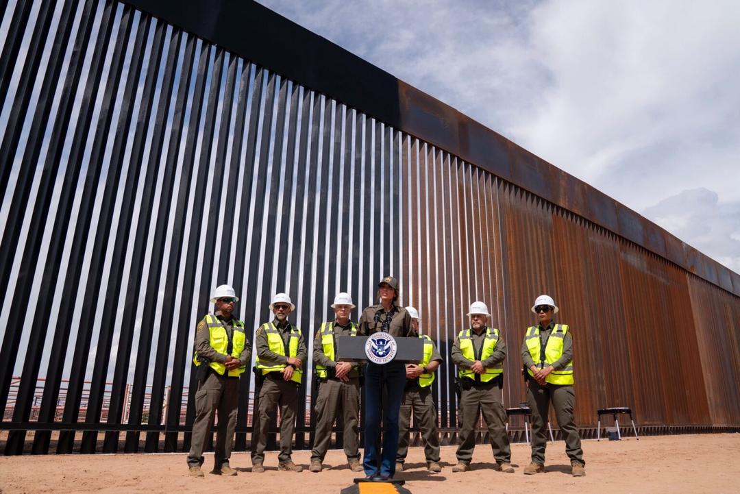 Trump ordena pintar de negro muro fronterizo