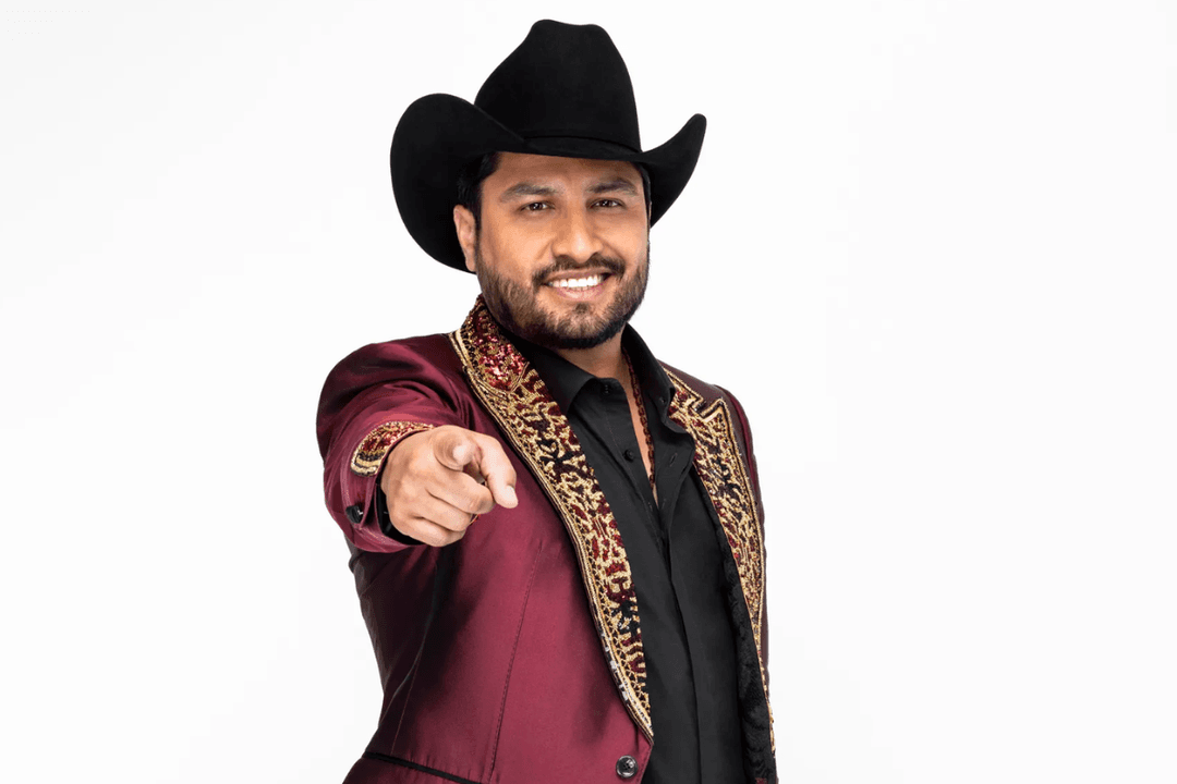 Julión Álvarez desmiente detención de su piloto