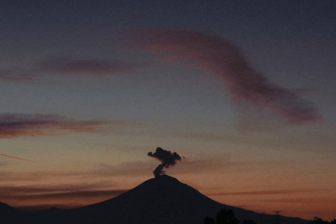 Popocatépetl registra exhalaciones de humo activas