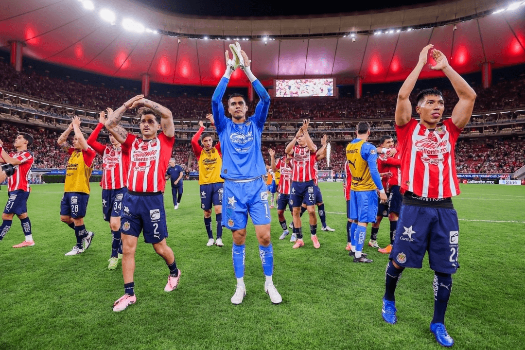 Hormiga González y Chicharito le dan el triunfo a Chivas