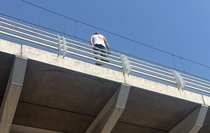 Zapopan: Oficiales evitan que un hombre se arrojara de la Línea 3