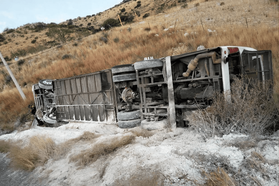 Lagos de Moreno: Vuelca camión con 40 personas discapacitadas