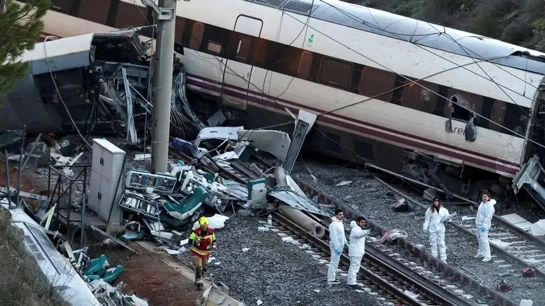 España: Suben a 43 los muertos por la tragedia de un choque de trenes
