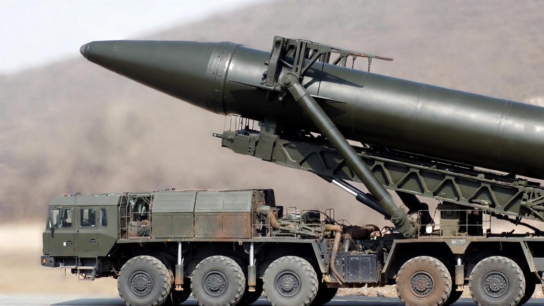 Corea del Norte: Kim Jong Un presenta lanzacohetes nuclear