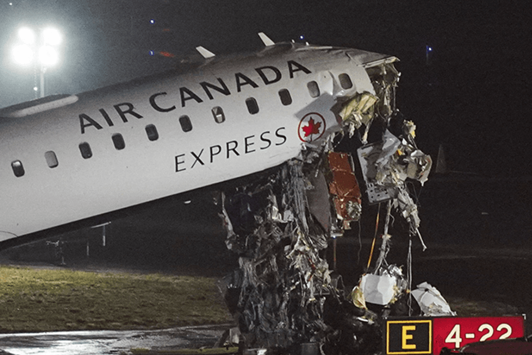 Nueva York: Vuelo regional colisionó con un camión de bomberos