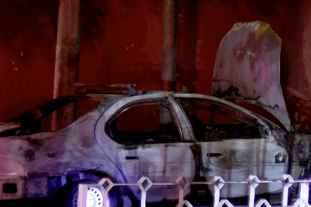 Guadalajara: Un vehículo sin placas fue consumido por el fuego