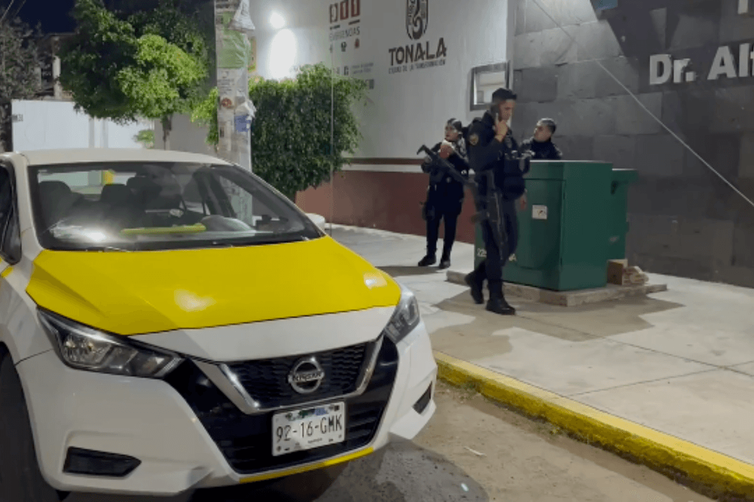 Tonalá: Hombre es atacado a tiros mientras conducía un taxi