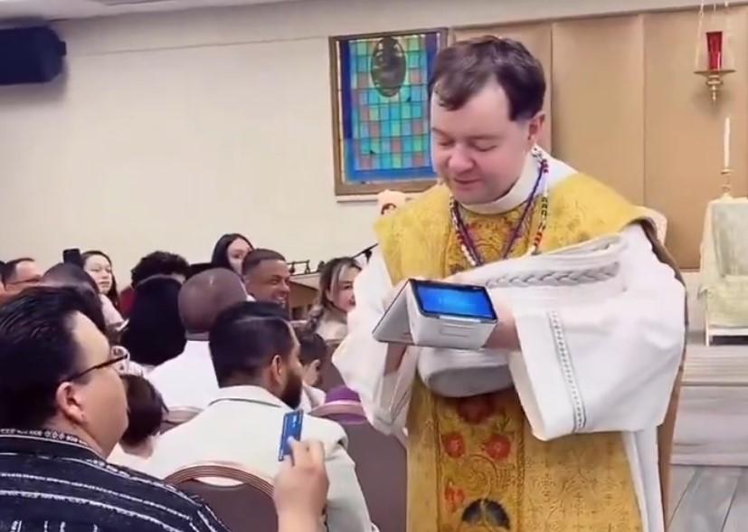 VIDEO: Exsacerdote Adam Kotas cobra con terminal en misa y desata polémica 