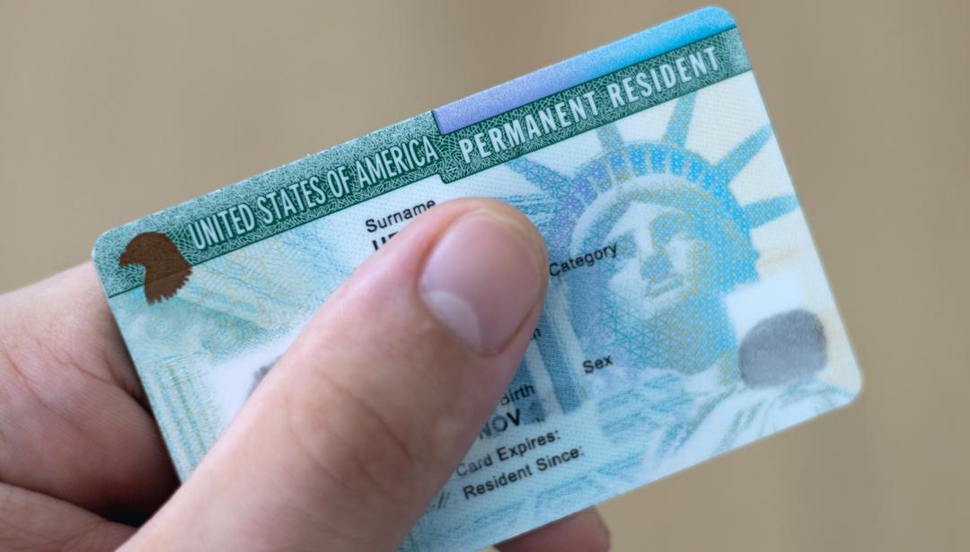 EU reduce green cards y triplica detenciones migratorias