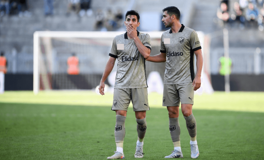 Tarjeta Roja: Futbolistas que se cubran la boca serán expulsados