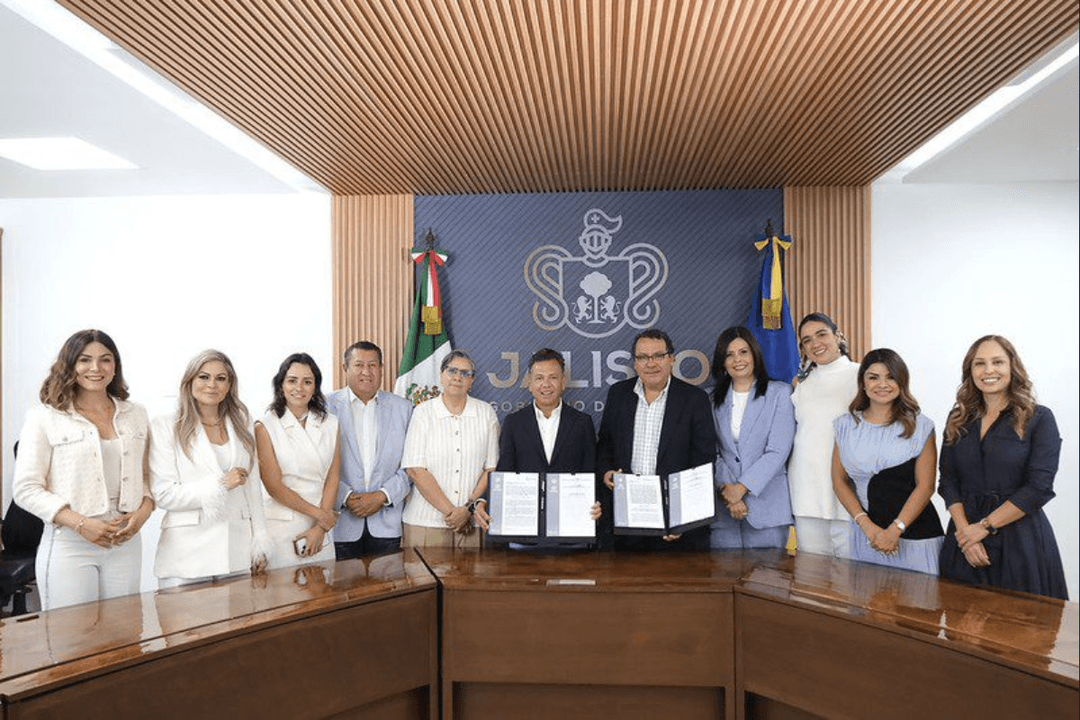 Pablo Lemus firma  iniciativa universal para niños y niñas