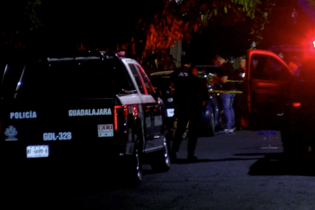 Oblatos: Joven terminó herido luego de ser agredido con arma de fuego.