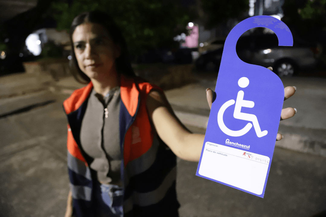 Guadalajara entrega distintivos de estacionamientos para personas con discapacidad