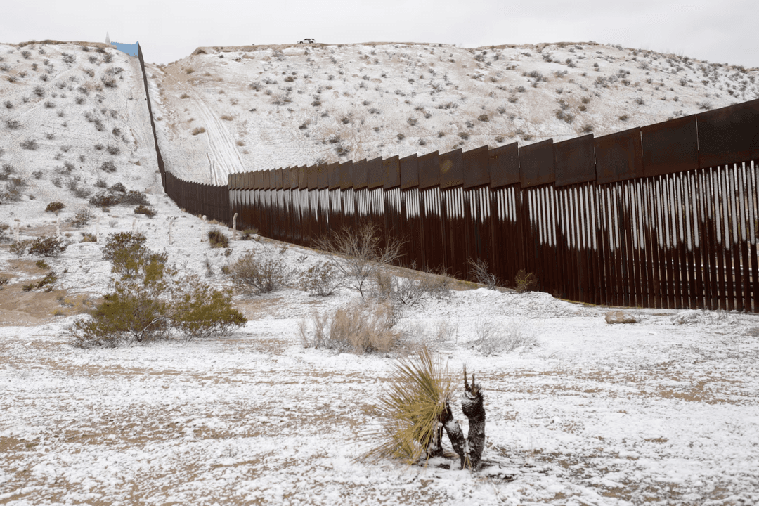 Trump pide autorización para reanudar muro fronterizo en Texas