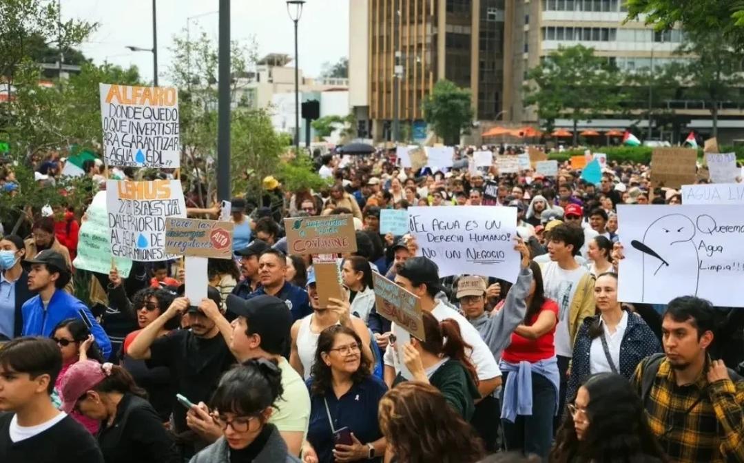 Crisis del agua: Manifestantes corren a bloque negro de marcha