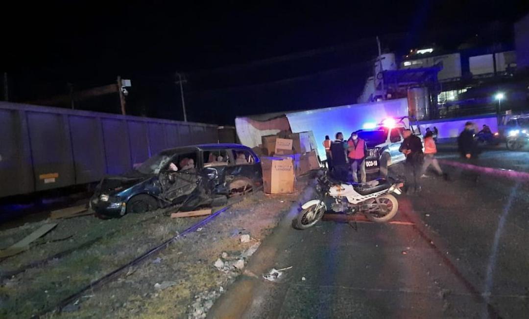 Tren embiste un tráiler y camioneta en Ocotlán