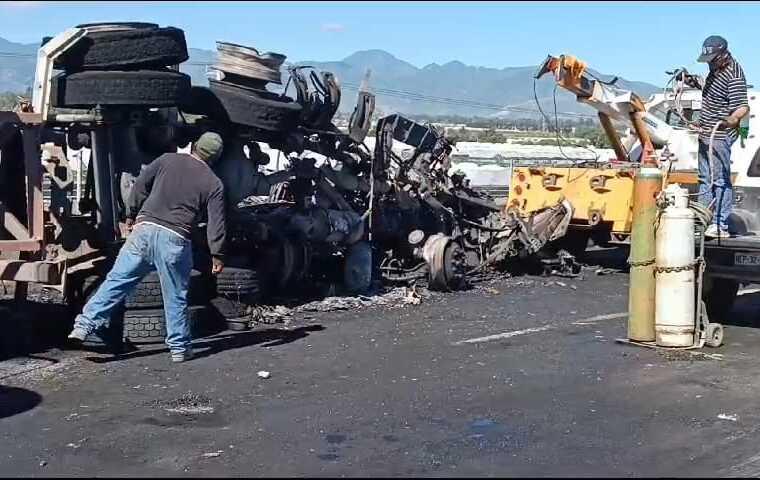 Muere trailero calcinado por volcadura sobre carretera a Colotlán