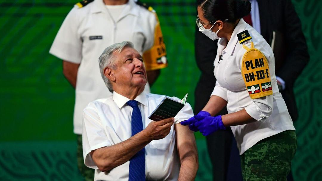 México tiene vacunas pagadas hasta julio: AMLO