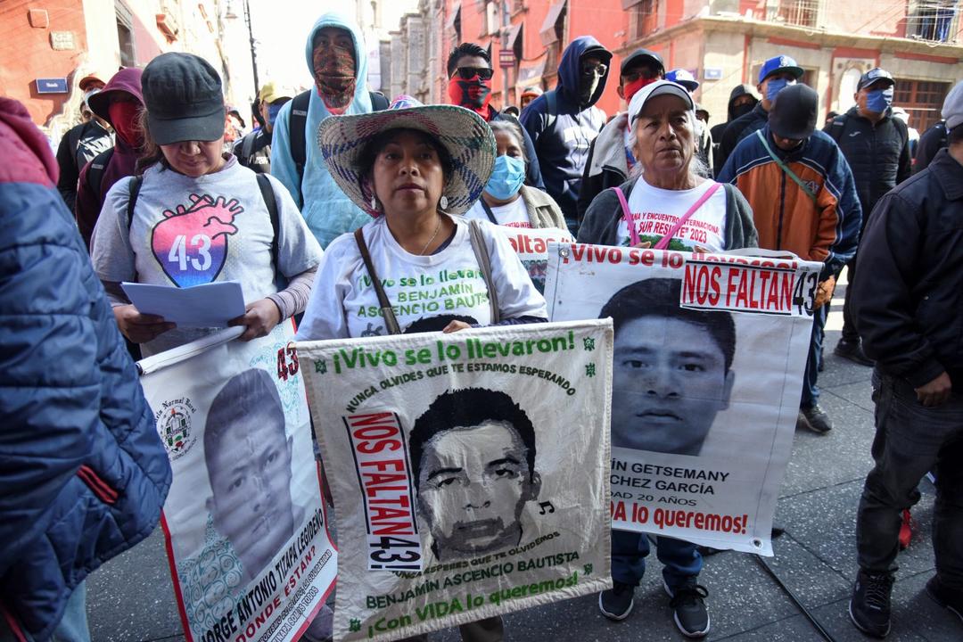 Padres de los 43 normalistas de Ayotzinapa acusan engaño del gobierno de AMLO