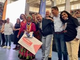 Entrega Enrique Alfaro cheques a beneficiarias de Fuerza Mujeres