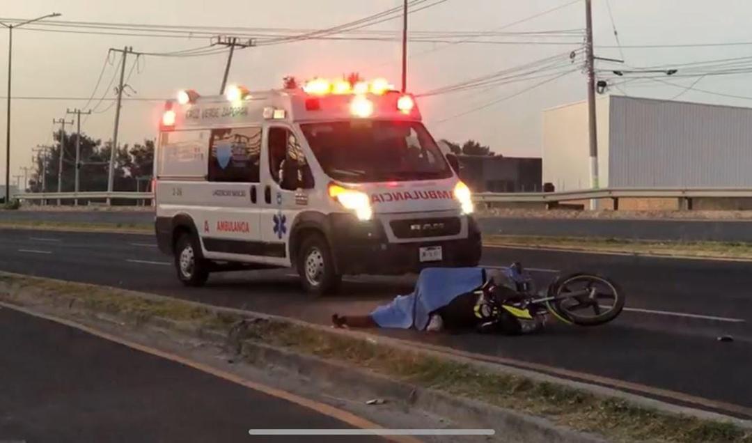 Un joven motociclista pierde la vida tras impactarse con camión sobre Juan Gil Preciado en la colonia Parques de Tesistán en Zapopan