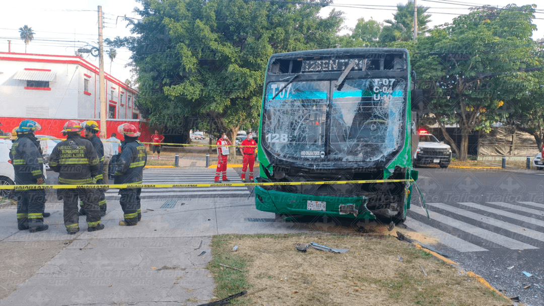 Choque del transporte público deja cinco lesionados en la colonia Moderna de GDL