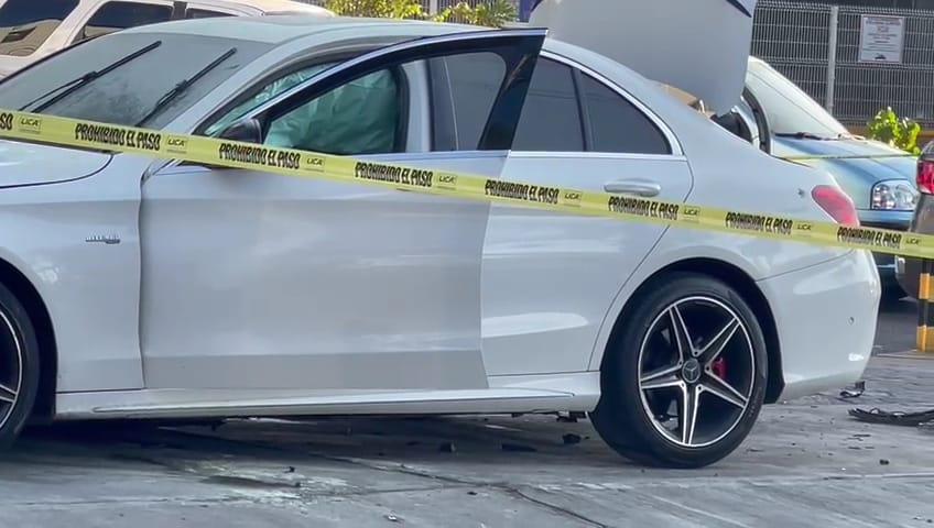 Abandonan un automóvil sobre Juan Palomar y Arias y Naciones Unidas; se detectaron impactos de bala