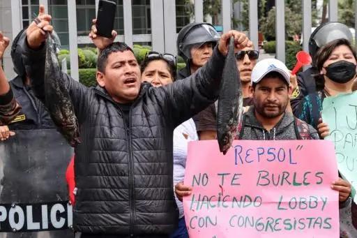 Lanzan peces negros a oficinas de Repsol en protesta por derrame en Lima, Perú
