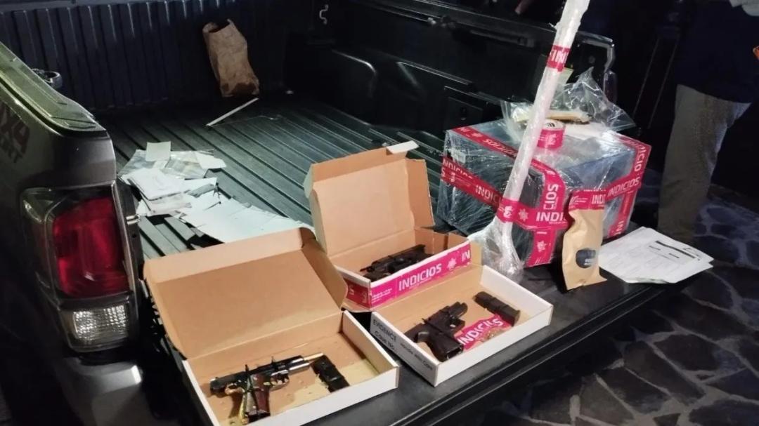 Detienen a dos hombres por robar una caja fuerte que llevaban sobre un diablito en un centro comercial de la colonia Prados del Nilo