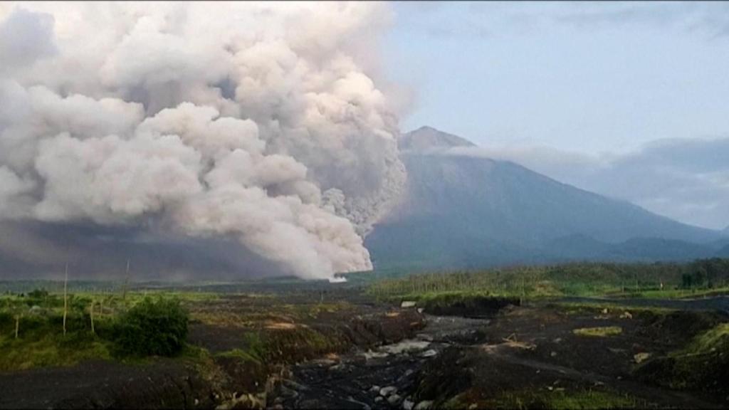 Entra en eurupción el volcán Monte Semeru en Indonesia