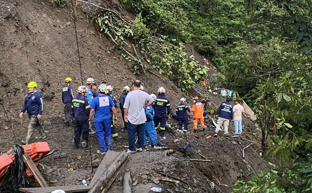 Derrumba en carretera de Colombia sepulta un autobús con 25 pasajeros