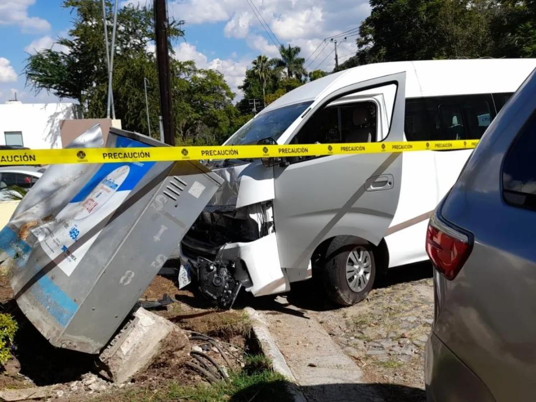 Choca transporte escolar y tráiler dejando 11 niños lesionados