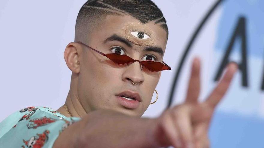 VIDEO | Bad Bunny arroja celular de una fan
