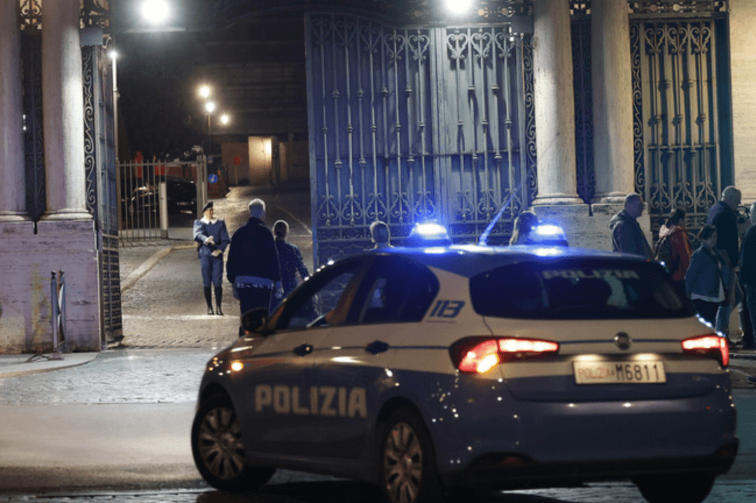 VIDEO | Sujeto irrumpe la entrada del Vaticano con su auto; el Papa se encontraba en su residencia de Santa Marta