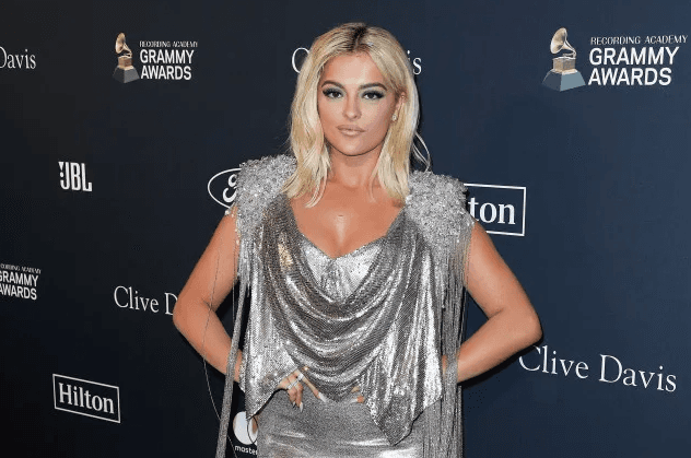 VIDEO | La cantante ,Bebe Rexha recibe un “telefonazo” de un fan durante concierto