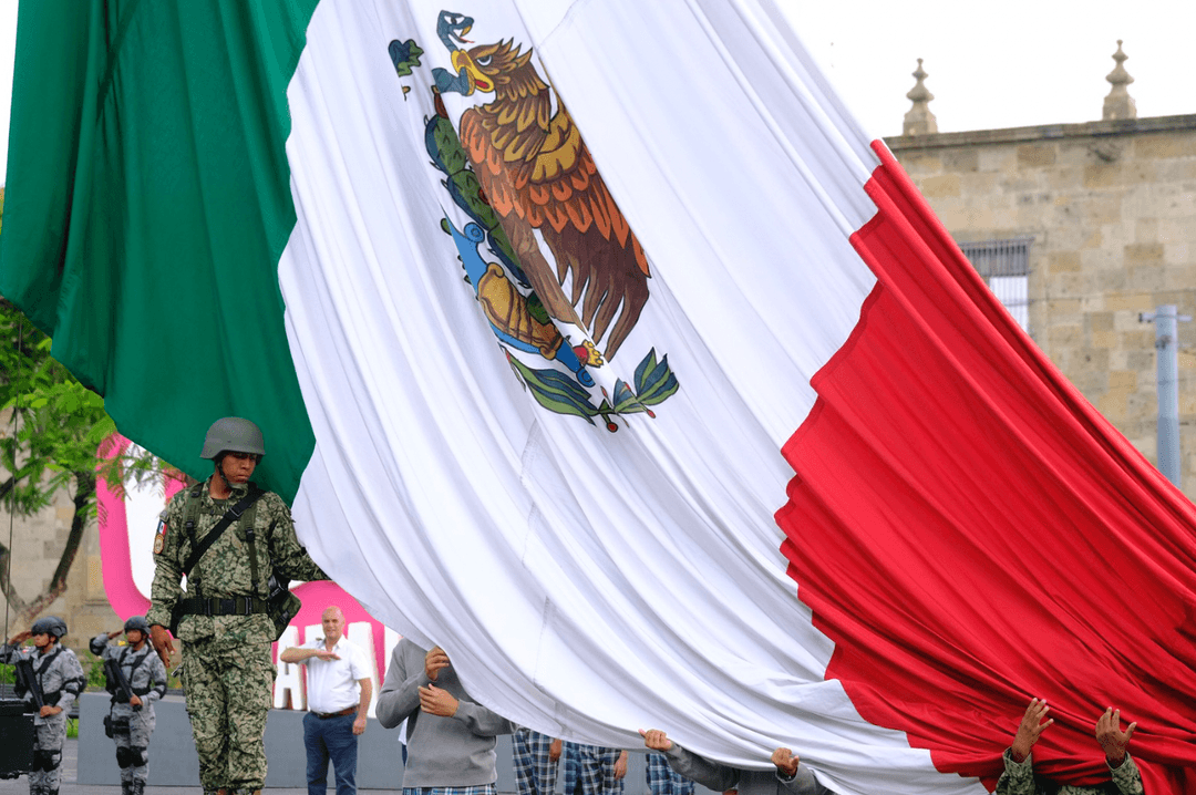 15 de septiembre: El izamiento de bandera fue realizada en Plaza Liberación