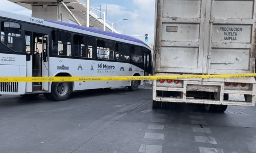 Zapopan: Se registra choque entre unidad de Mi Macro Periférico, un tráiler y un auto; hay varios heridos