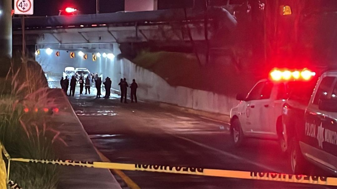 Zapopan: Mueren dos personas en su auto inundado en paso a desnivel