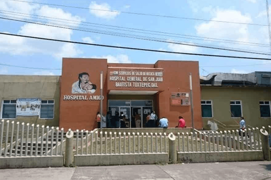 Joven indígena da a luz en un baño de hospital de Oaxaca; acusan negligencia