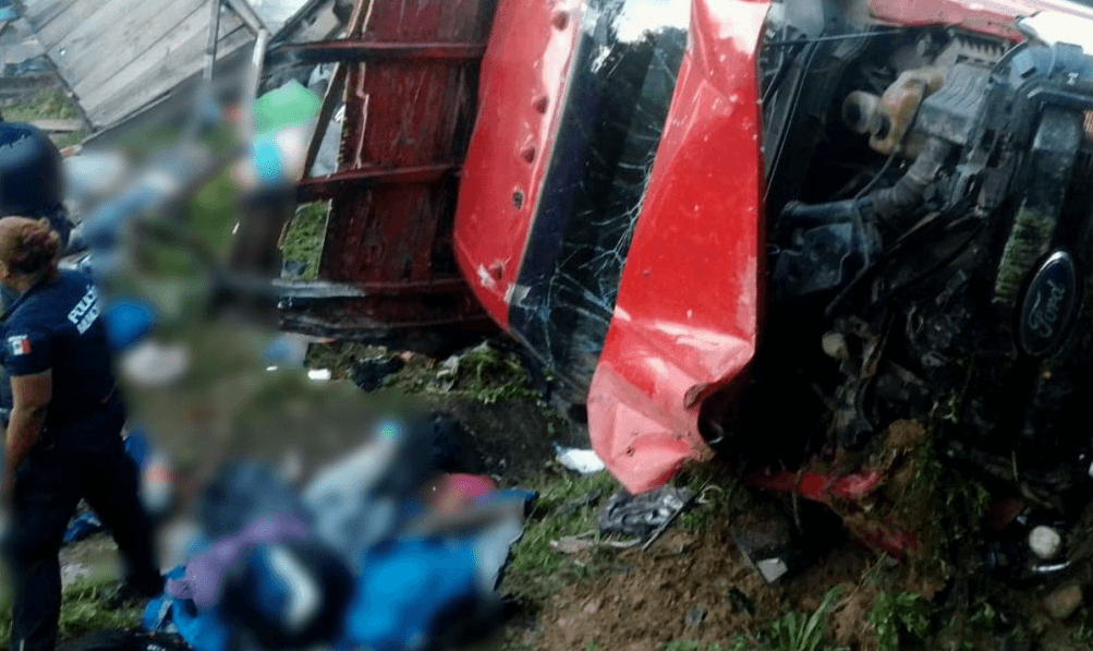 Un camión que trasladaba migrantes terminó volcado sobre una carretera de Chiapas, deja 10 muertos y 17 lesionados