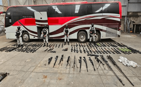 Jalisco: Aseguran dos inmuebles con mega arsenal, 10 vehículos y droga en Zapopan y Tlaquepaque