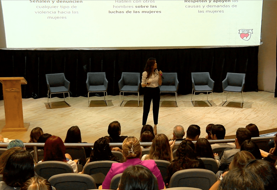 Verónica Delgadillo presenta ponencia Lucha como niña