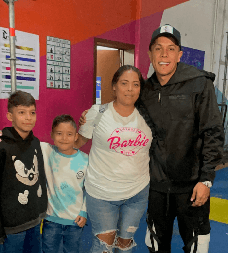 C-kan da autógrafos y se toma selfies con seguidores de quierotv en Fiestas de Octubre 2023