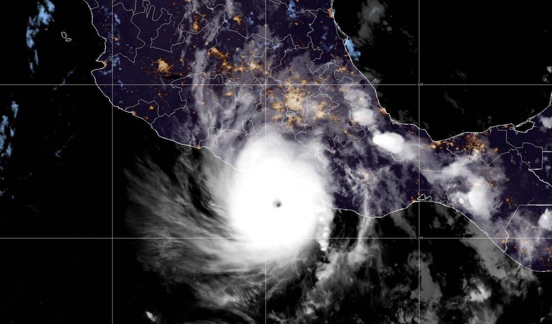 Huracán Otis se intensificó a categoría 5; amenaza con impactar en Acapulco
