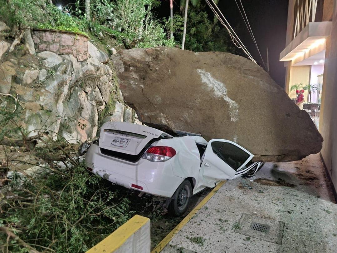 Puerto Vallarta: Se derrumba parte de un cerro en la Carretera Federal 200