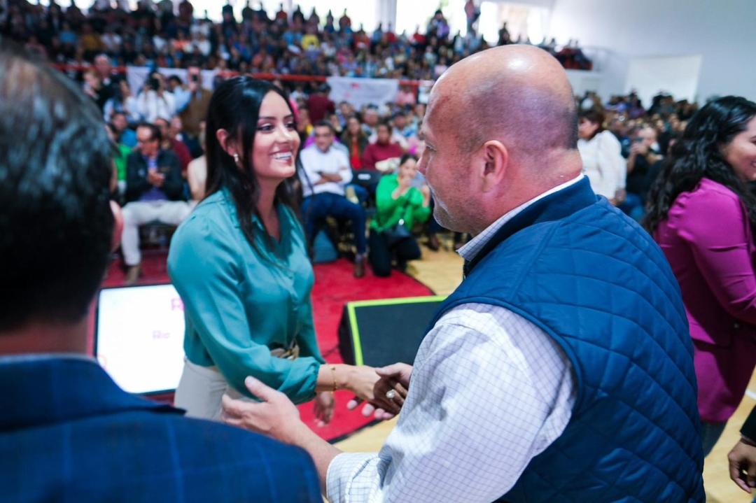Educación Jalisco: Enrique Alfaro entrega computadoras en escuelas de Los Altos