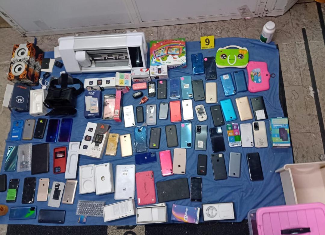 Guadalajara: Aseguran en Plaza de la Tecnología 60 celulares robados