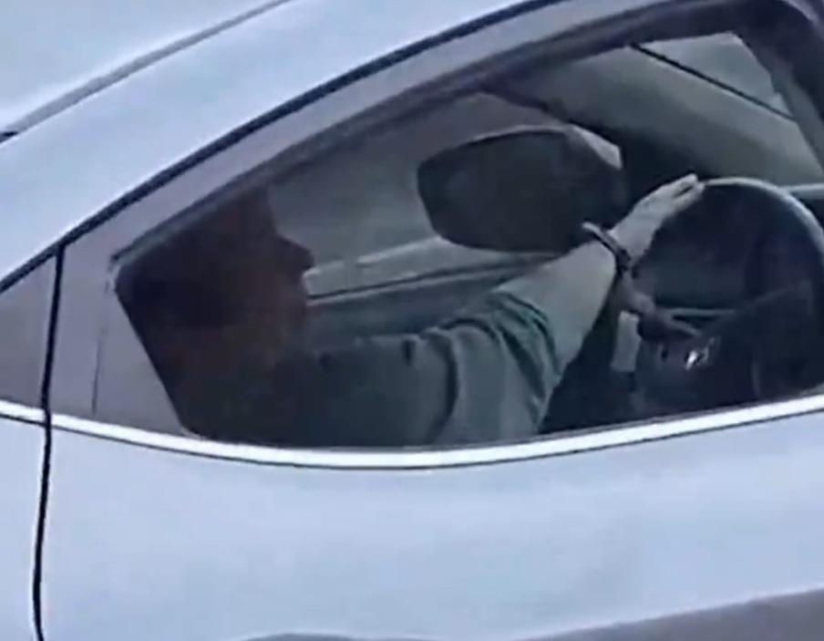 Viral: Graban a hombre masturbándose en su auto en Zapopan