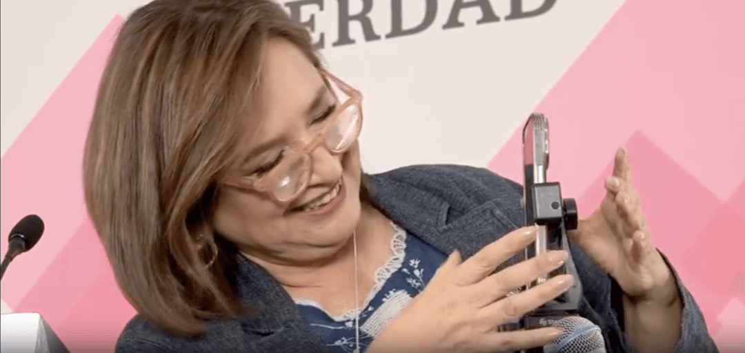 Xóchitl Gálvez responde llamadas y mensajes en vivo tras filtrarse su número