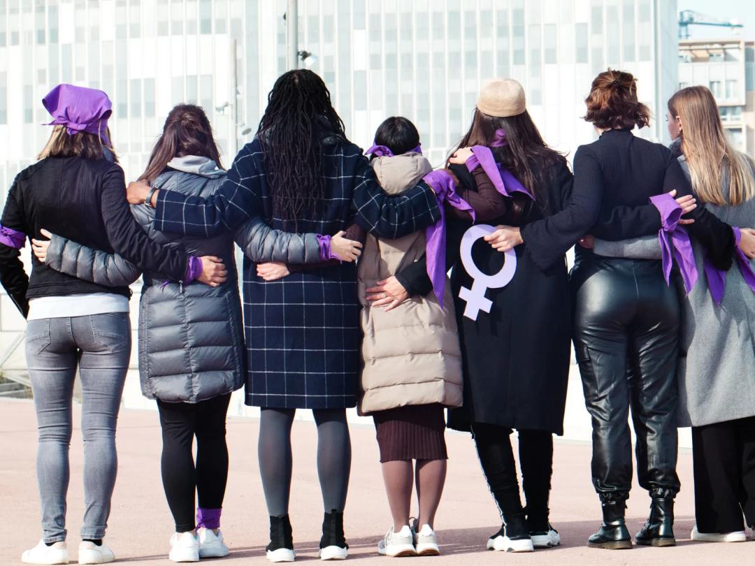 8M Día de la Mujer: ¿Qué significan las pañoletas verde y morada?